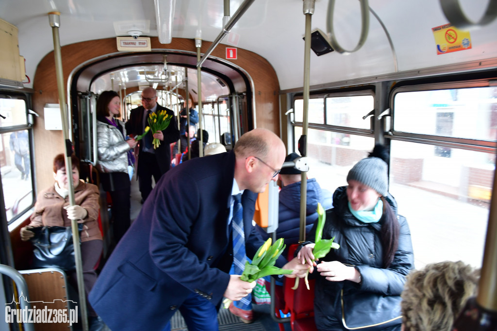 Prezydenci z kwiatami w Dzień Kobiet