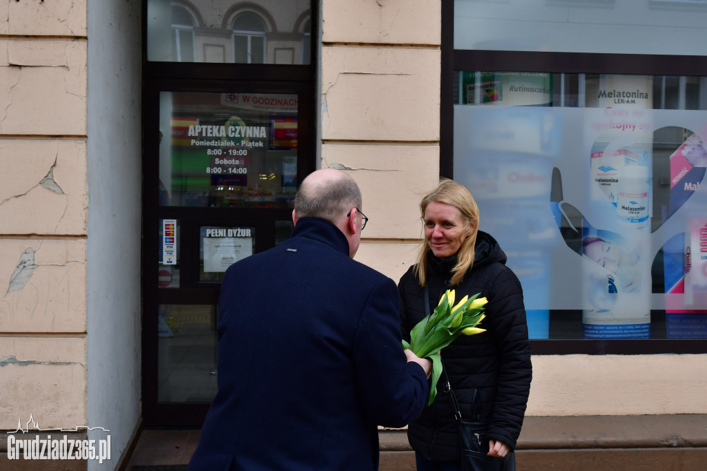 Prezydenci z kwiatami w Dzień Kobiet
