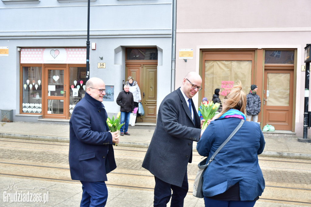 Prezydenci z kwiatami w Dzień Kobiet