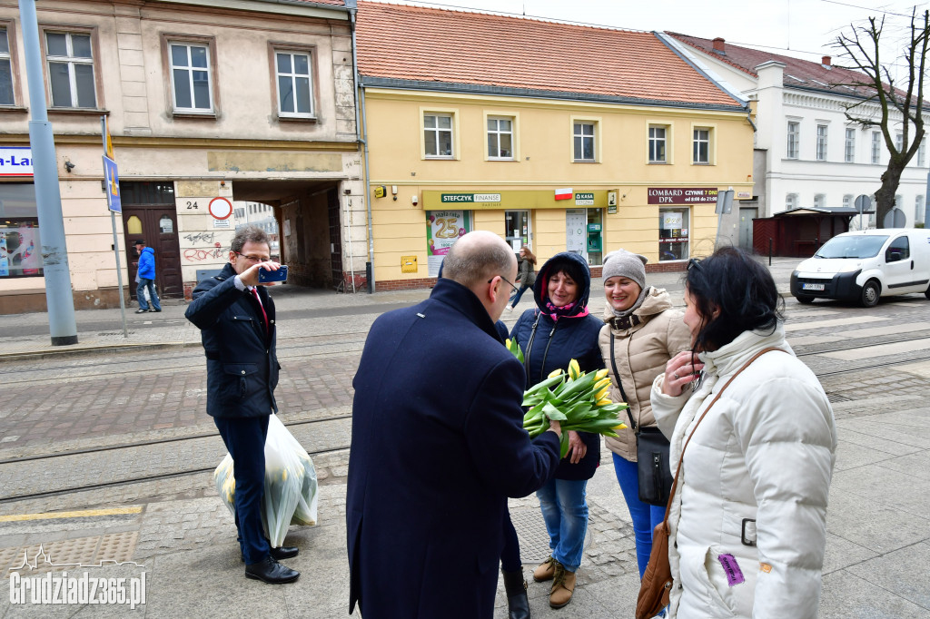 Prezydenci z kwiatami w Dzień Kobiet