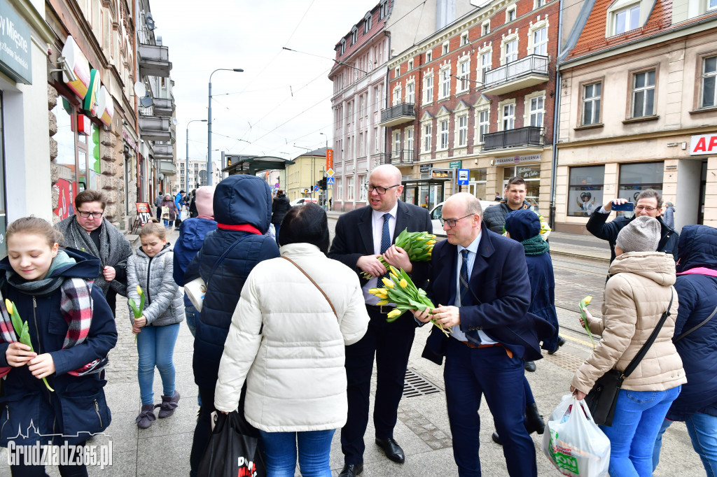Prezydenci z kwiatami w Dzień Kobiet