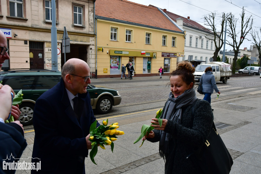 Prezydenci z kwiatami w Dzień Kobiet