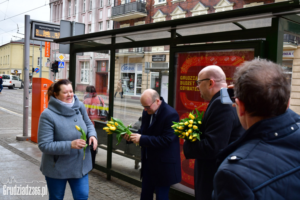 Prezydenci z kwiatami w Dzień Kobiet