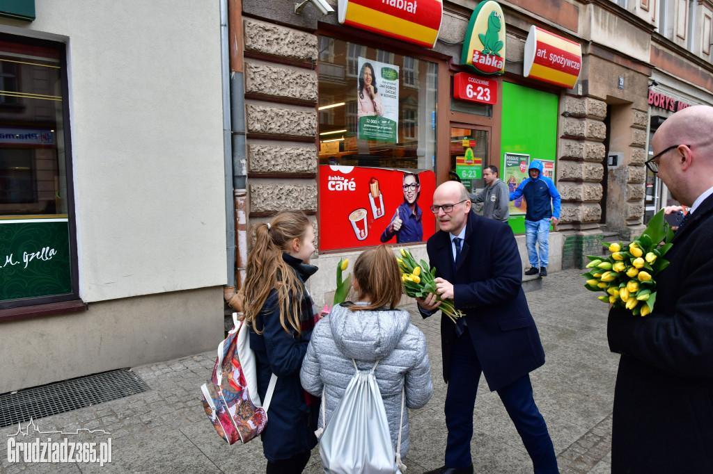 Prezydenci z kwiatami w Dzień Kobiet