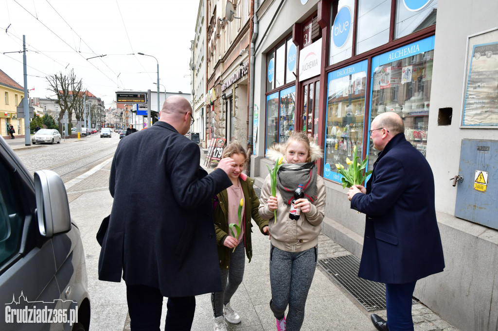 Prezydenci z kwiatami w Dzień Kobiet
