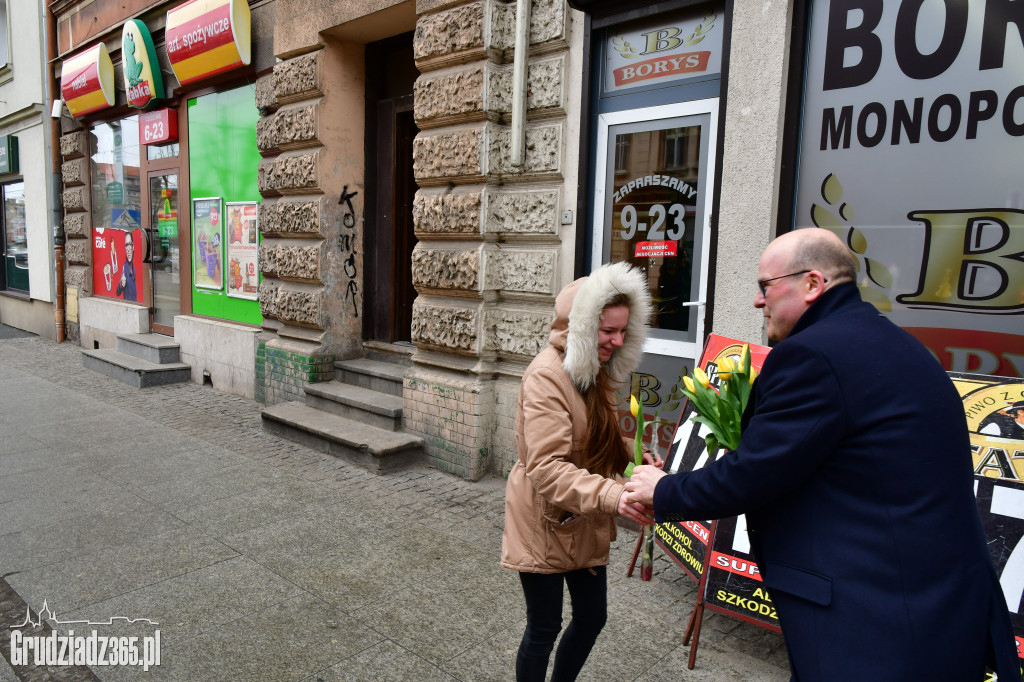 Prezydenci z kwiatami w Dzień Kobiet