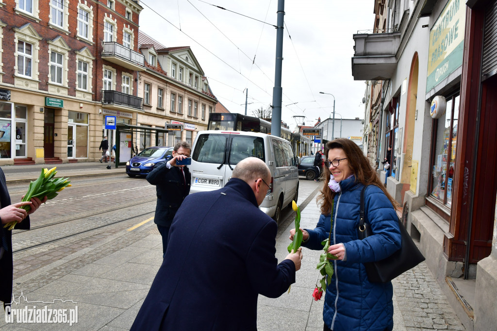 Prezydenci z kwiatami w Dzień Kobiet