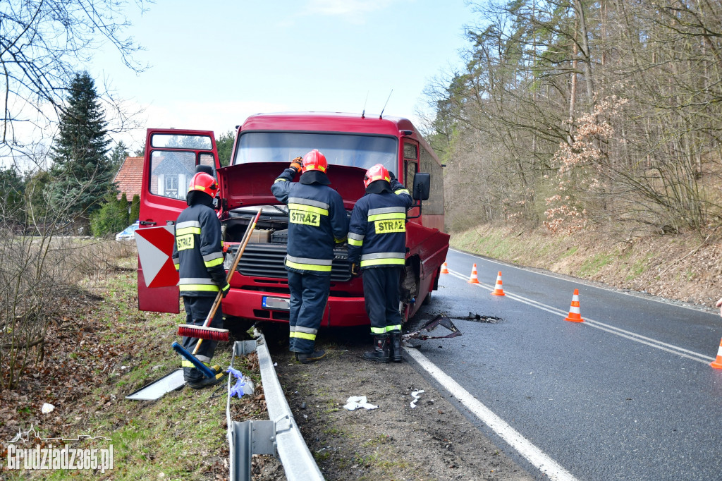 Zderzenie czołowe autobusu z autem osobowym na DK16