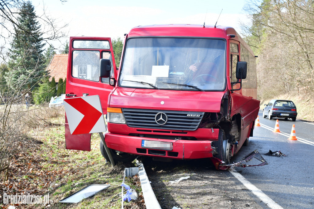 Zderzenie czołowe autobusu z autem osobowym na DK16