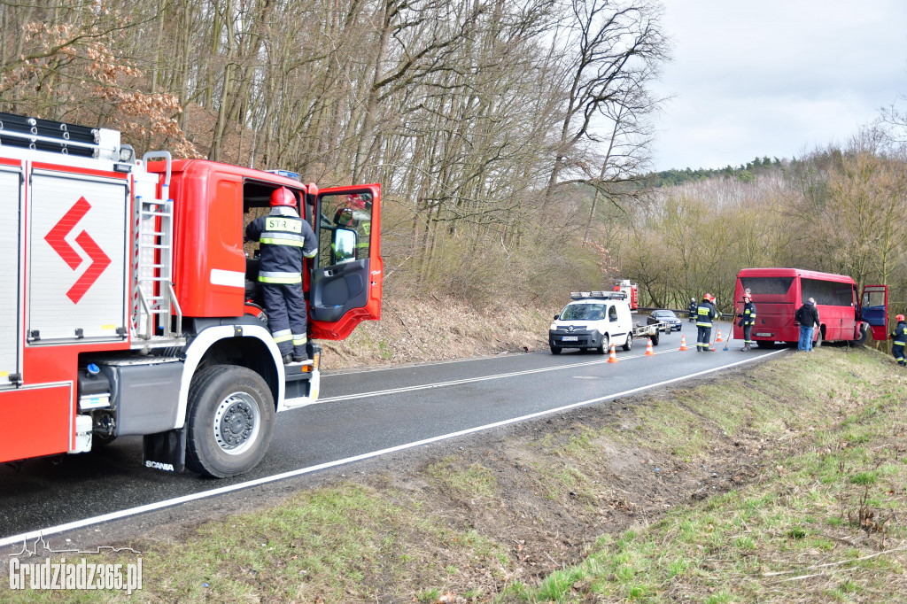Zderzenie czołowe autobusu z autem osobowym na DK16