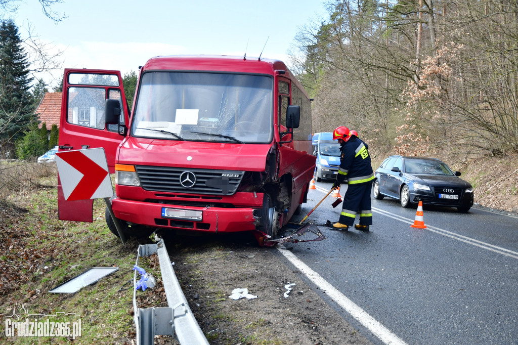 Zderzenie czołowe autobusu z autem osobowym na DK16