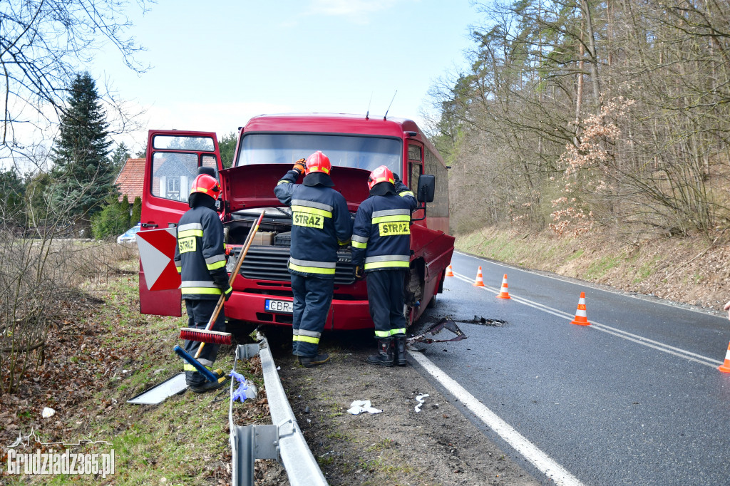 Zderzenie czołowe autobusu z autem osobowym na DK16