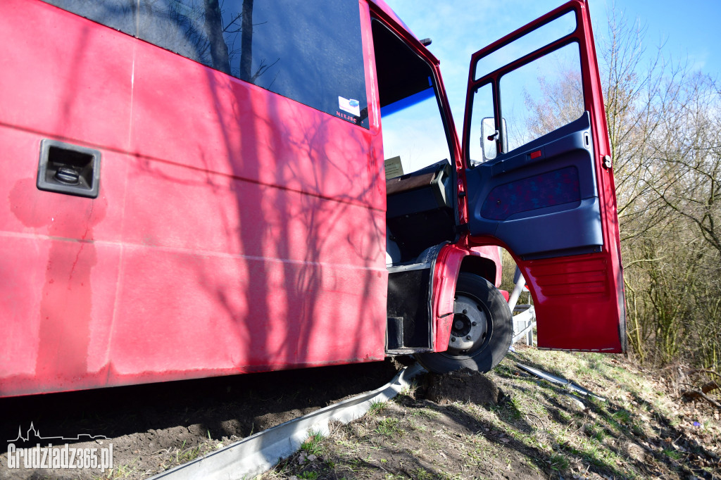Zderzenie czołowe autobusu z autem osobowym na DK16