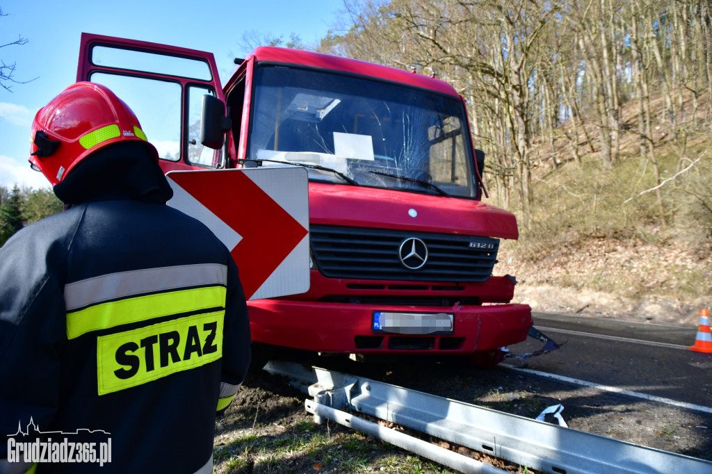 Zderzenie czołowe autobusu z autem osobowym na DK16