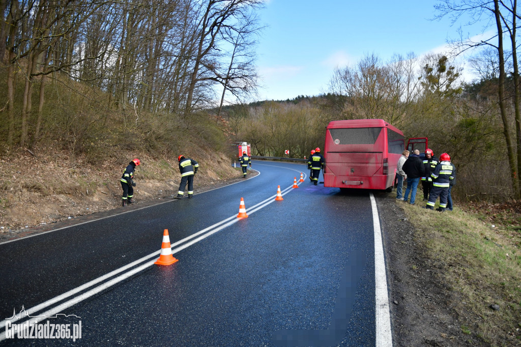 Zderzenie czołowe autobusu z autem osobowym na DK16