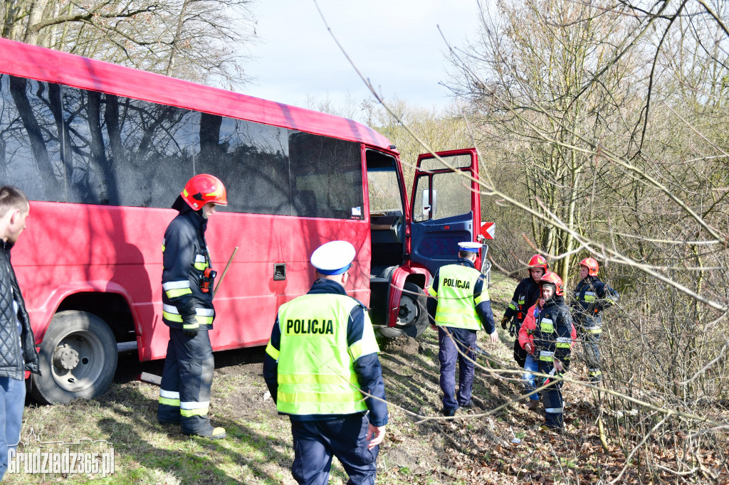 Zderzenie czołowe autobusu z autem osobowym na DK16