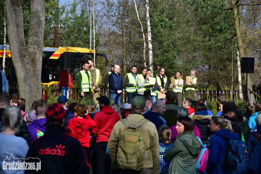 Grudziądzanie wpólne sadzą las- akcja CEE