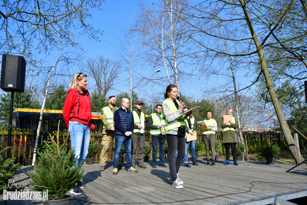 Grudziądzanie wpólne sadzą las- akcja CEE