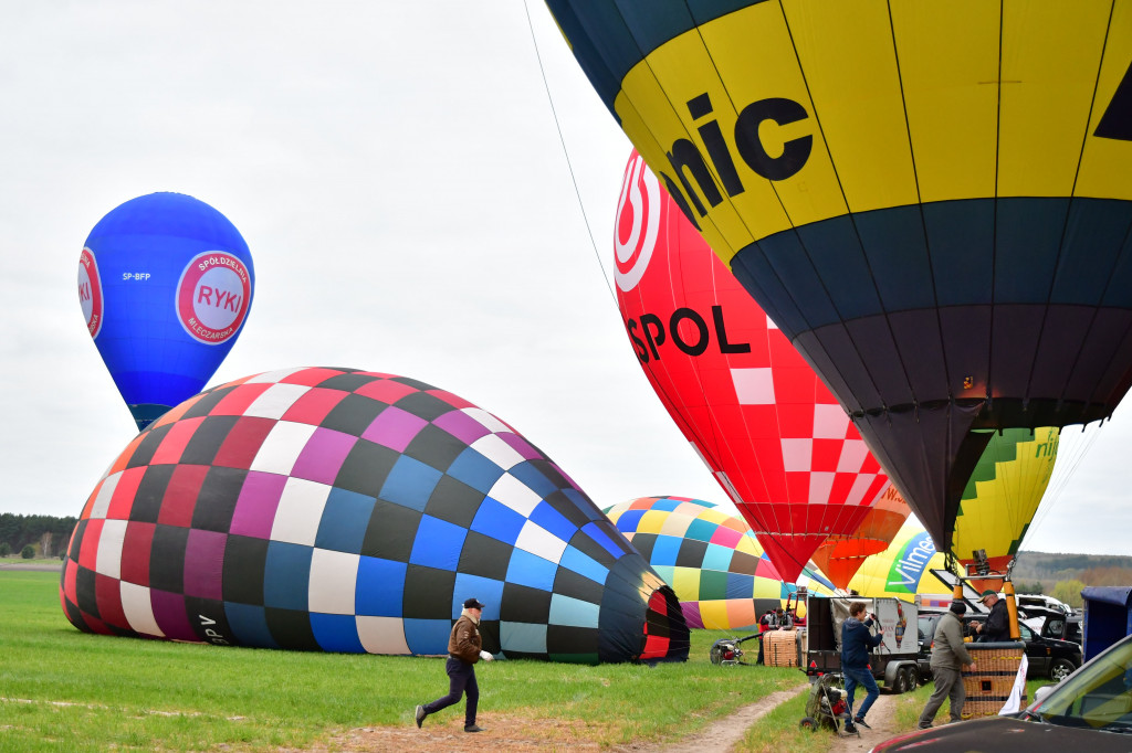 Początek wielkanocnych zawodów Balonowych