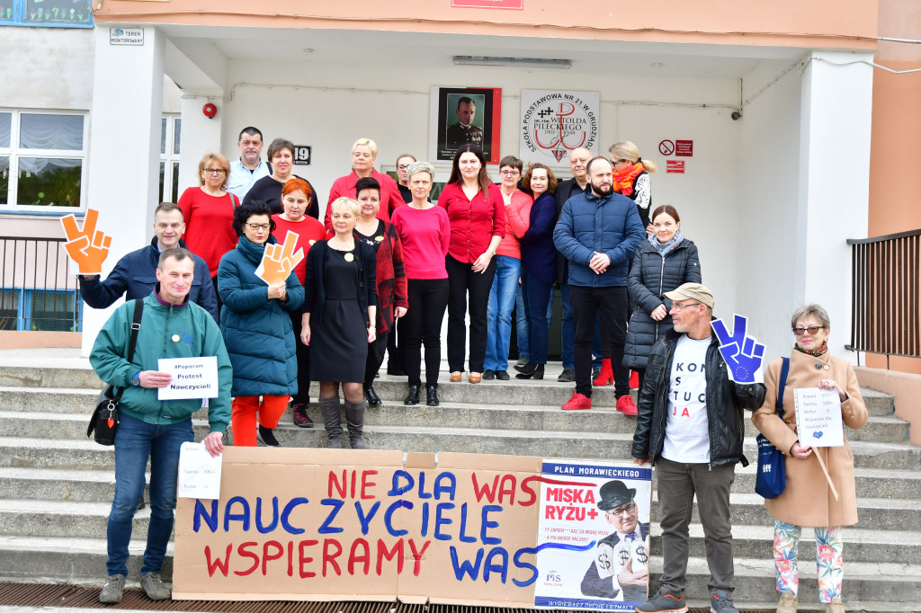 Działacze Wiosny i KODu wspierają nauczycieli