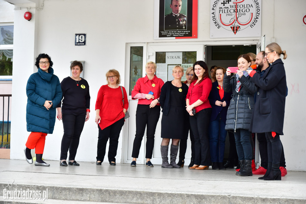 Działacze Wiosny i KODu wspierają nauczycieli