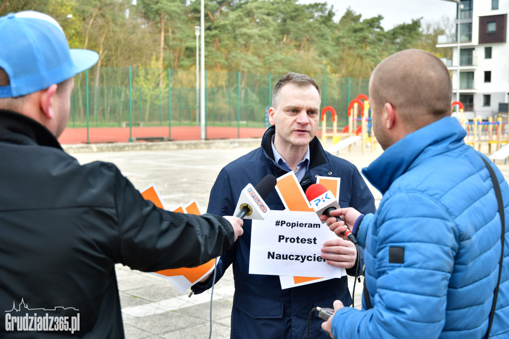 Działacze Wiosny i KODu wspierają nauczycieli