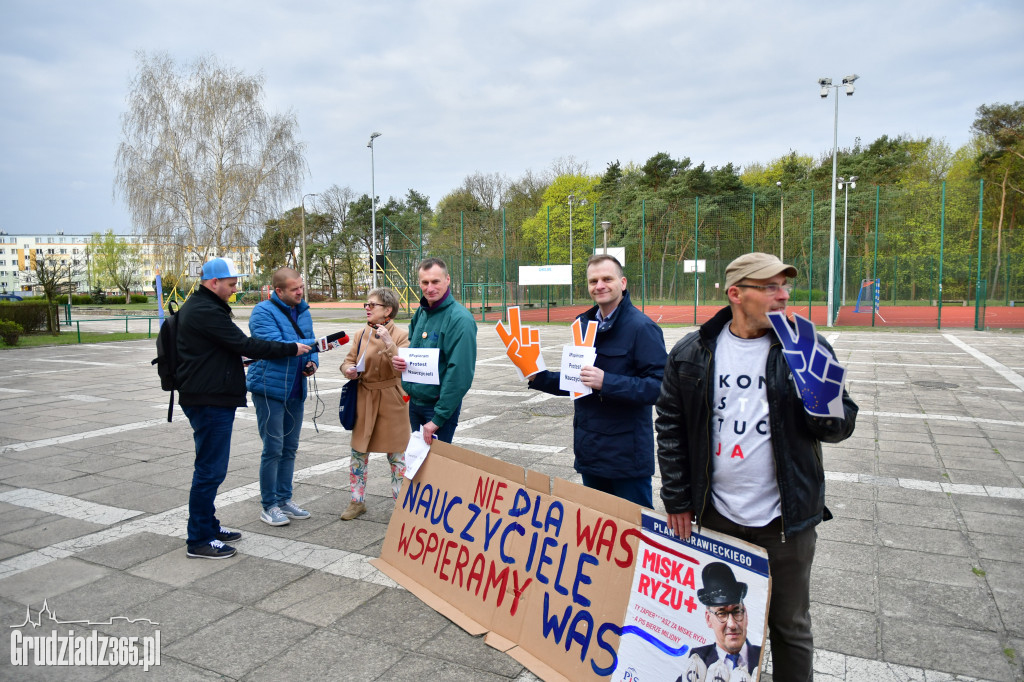 Działacze Wiosny i KODu wspierają nauczycieli
