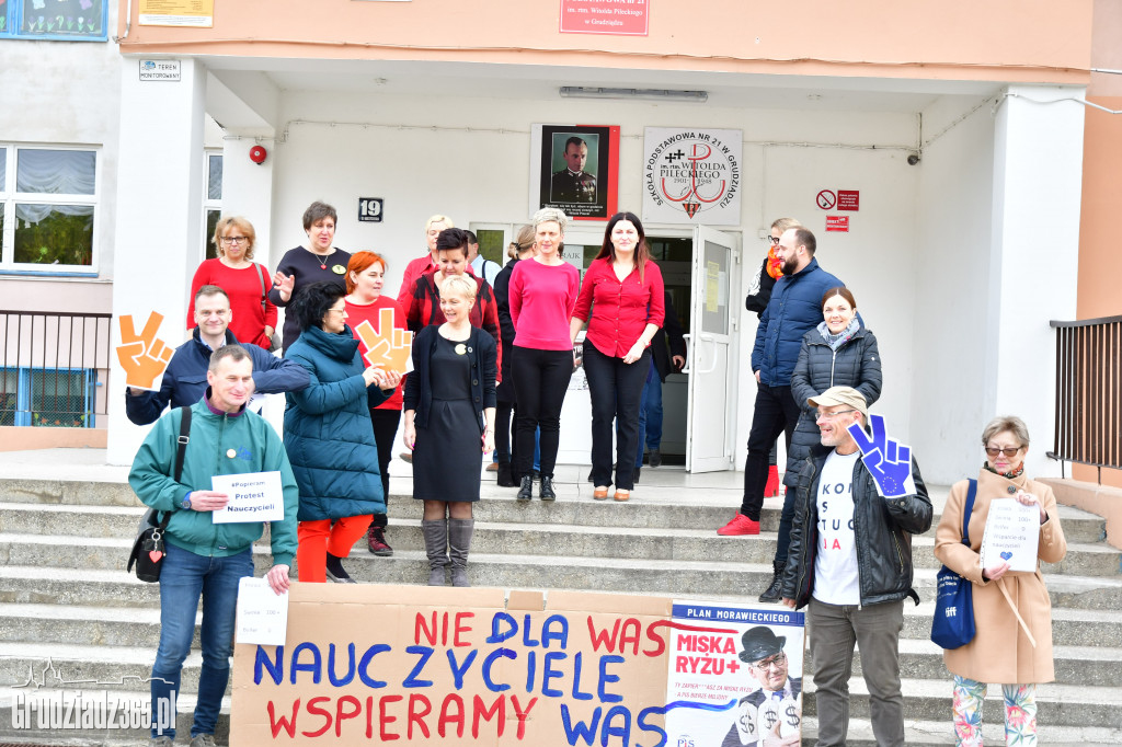 Działacze Wiosny i KODu wspierają nauczycieli