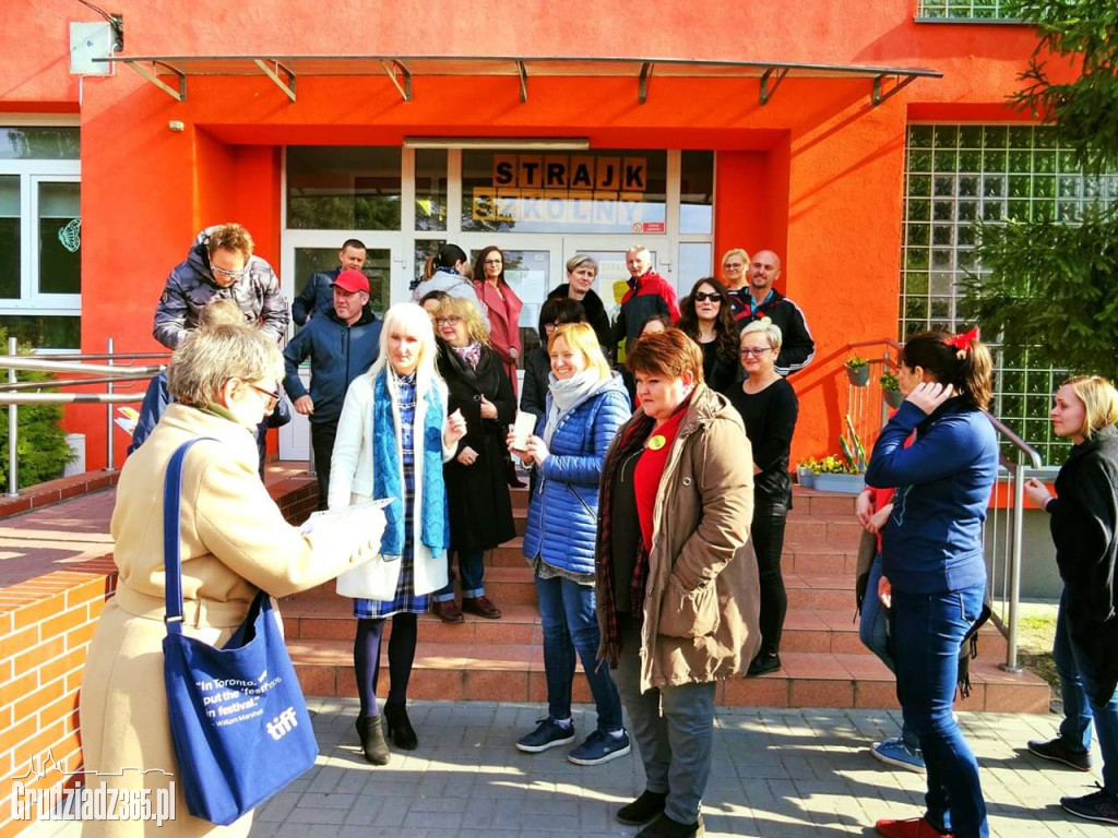 Działacze Wiosny i KODu wspierają nauczycieli