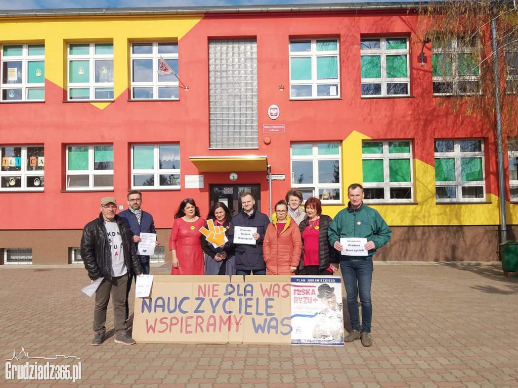 Działacze Wiosny i KODu wspierają nauczycieli