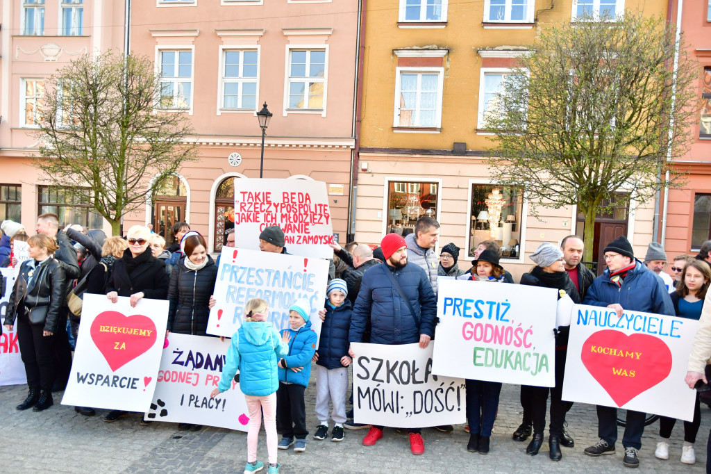 Manifestacja poparcia dla nauczycieli na grudziądzkim Rynku