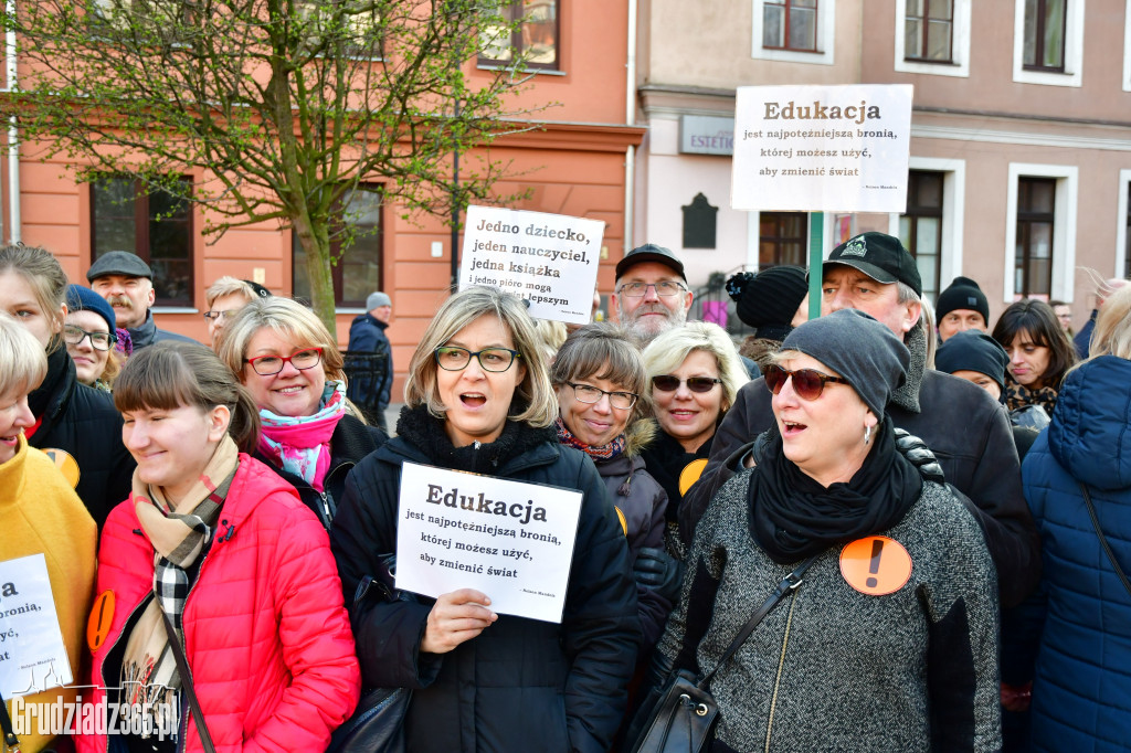 Manifestacja poparcia dla nauczycieli na grudziądzkim Rynku