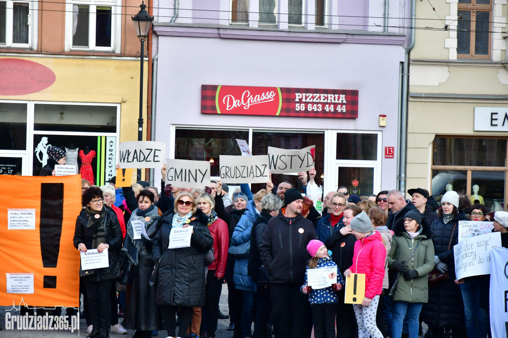 Manifestacja poparcia dla nauczycieli na grudziądzkim Rynku