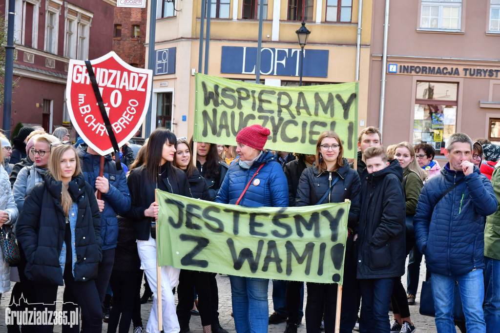 Manifestacja poparcia dla nauczycieli na grudziądzkim Rynku