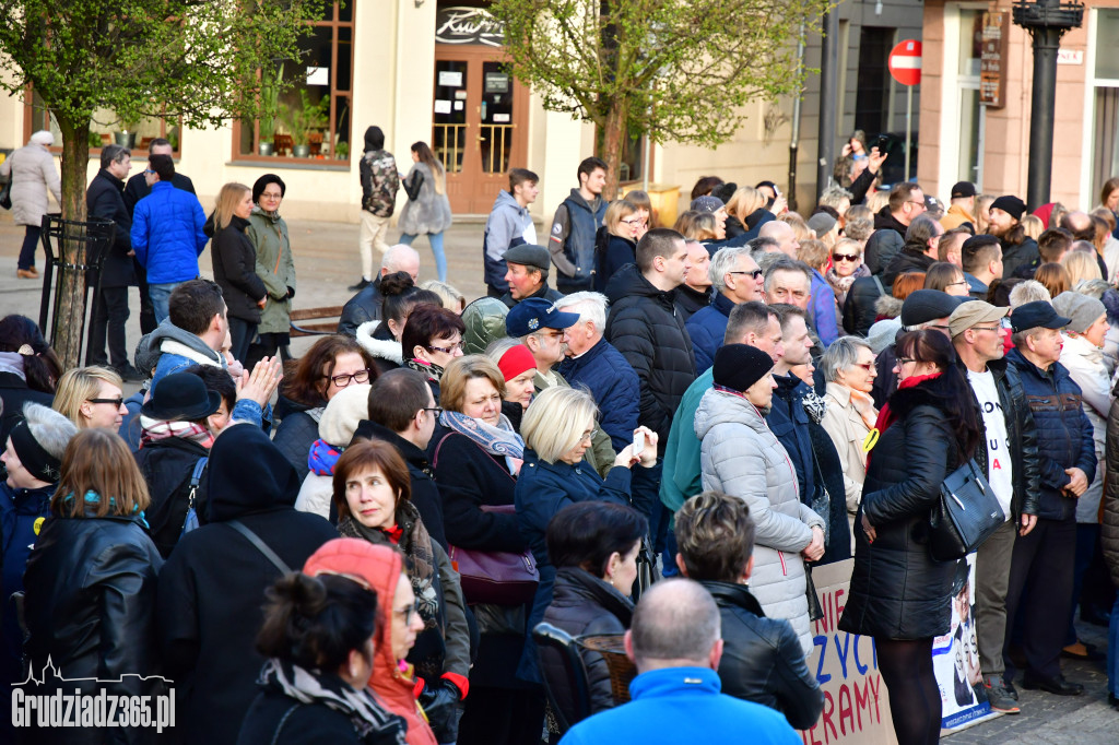Manifestacja poparcia dla nauczycieli na grudziądzkim Rynku