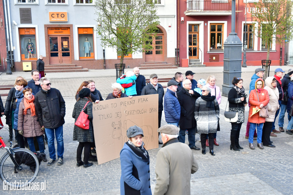 Manifestacja poparcia dla nauczycieli na grudziądzkim Rynku