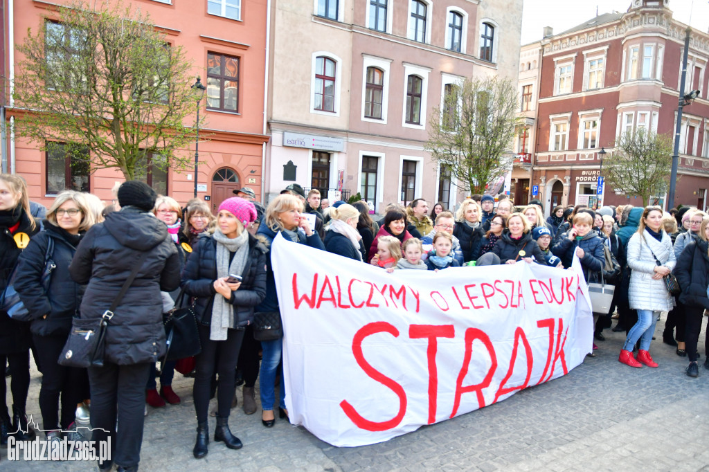 Manifestacja poparcia dla nauczycieli na grudziądzkim Rynku