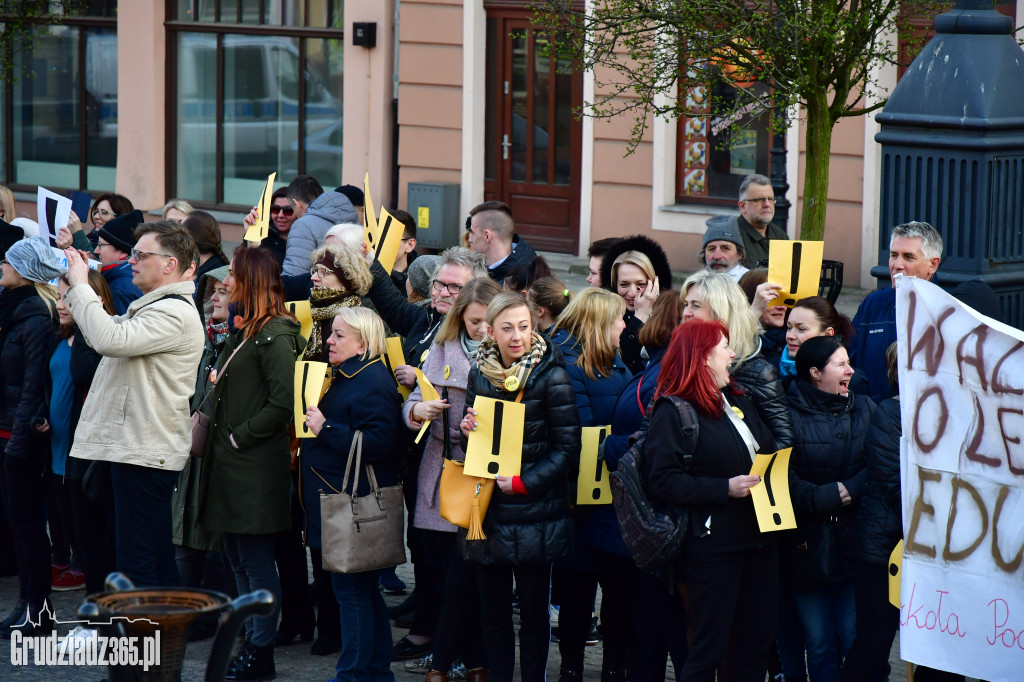 Manifestacja poparcia dla nauczycieli na grudziądzkim Rynku