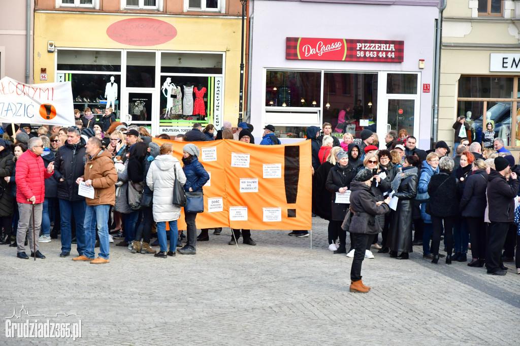 Manifestacja poparcia dla nauczycieli na grudziądzkim Rynku