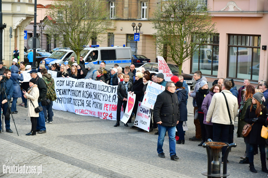 Manifestacja poparcia dla nauczycieli na grudziądzkim Rynku
