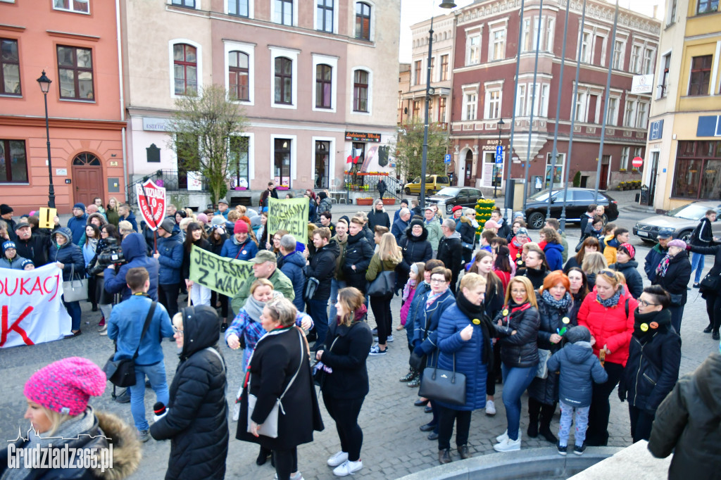Manifestacja poparcia dla nauczycieli na grudziądzkim Rynku