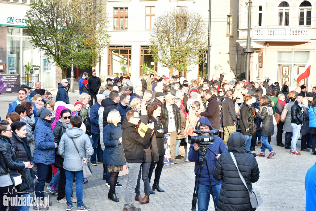 Manifestacja poparcia dla nauczycieli na grudziądzkim Rynku