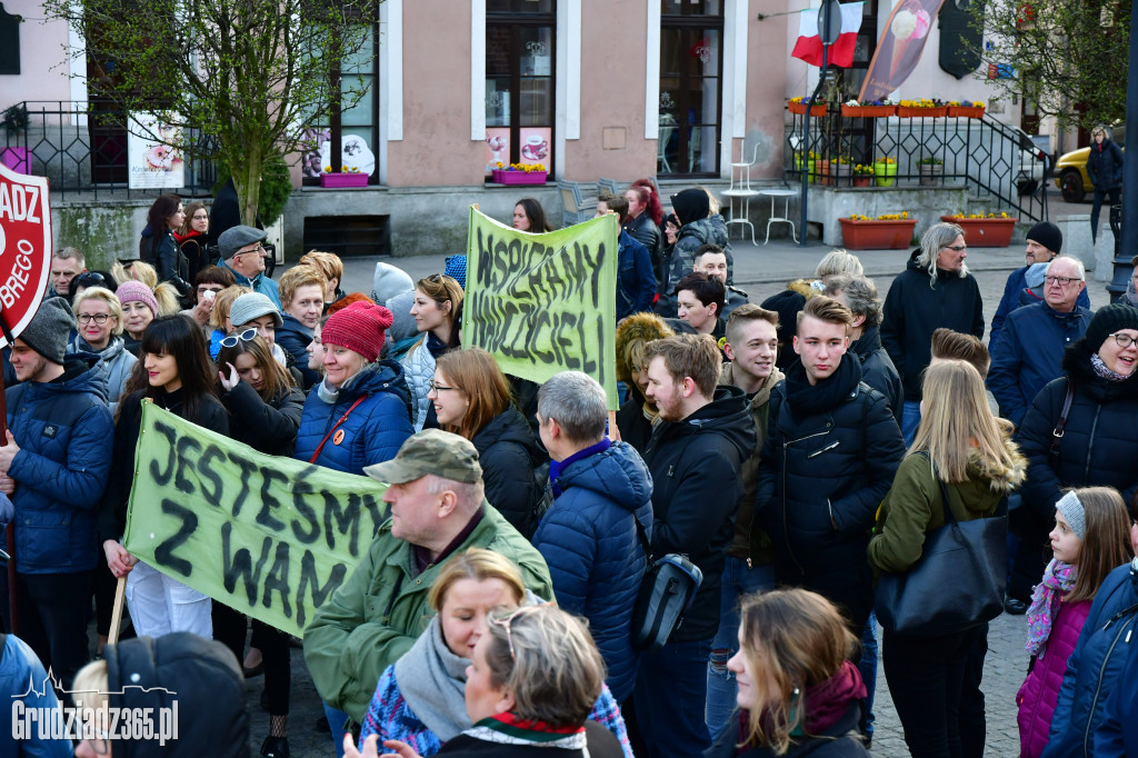 Manifestacja poparcia dla nauczycieli na grudziądzkim Rynku