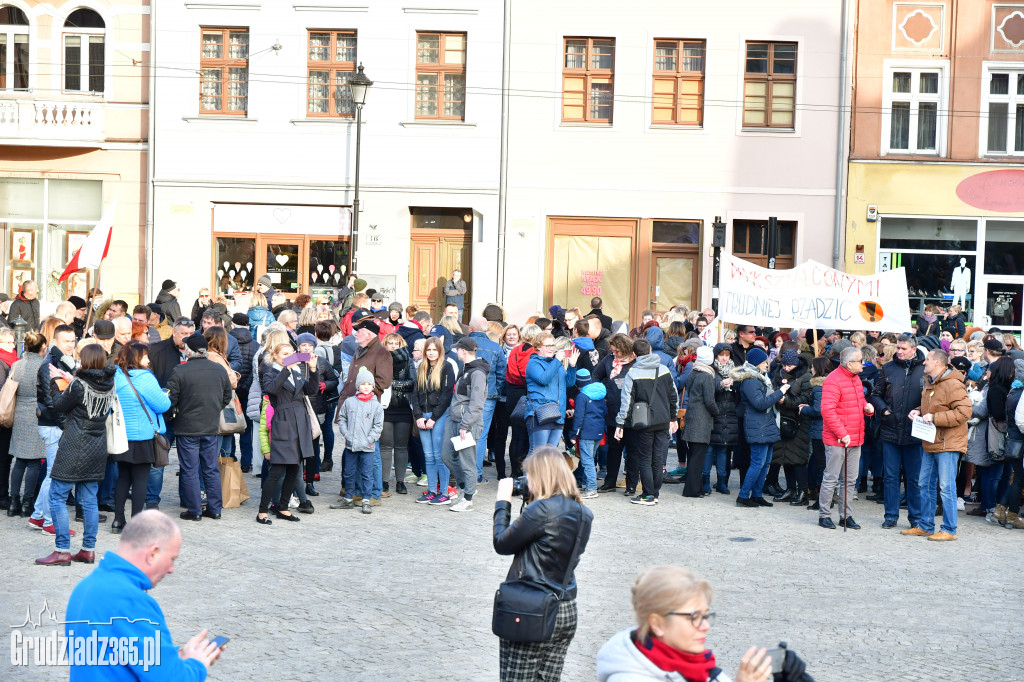 Manifestacja poparcia dla nauczycieli na grudziądzkim Rynku