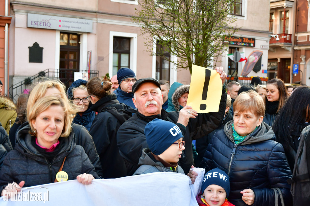 Manifestacja poparcia dla nauczycieli na grudziądzkim Rynku