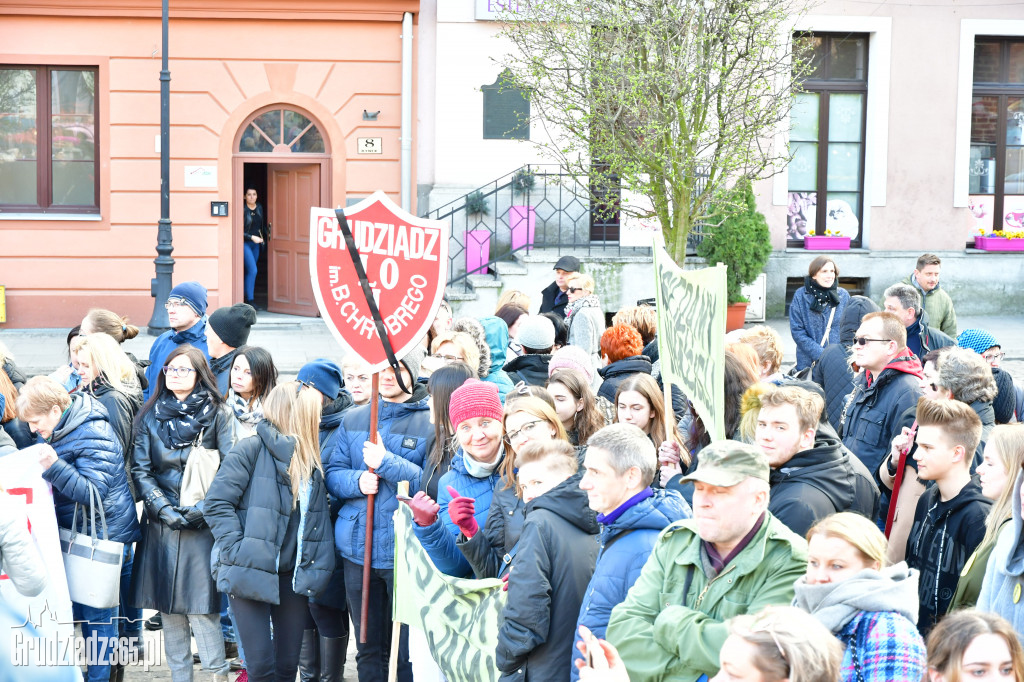 Manifestacja poparcia dla nauczycieli na grudziądzkim Rynku
