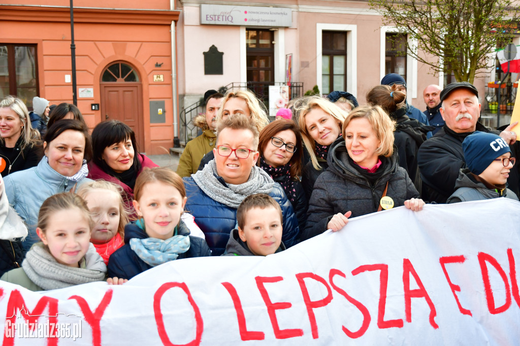 Manifestacja poparcia dla nauczycieli na grudziądzkim Rynku