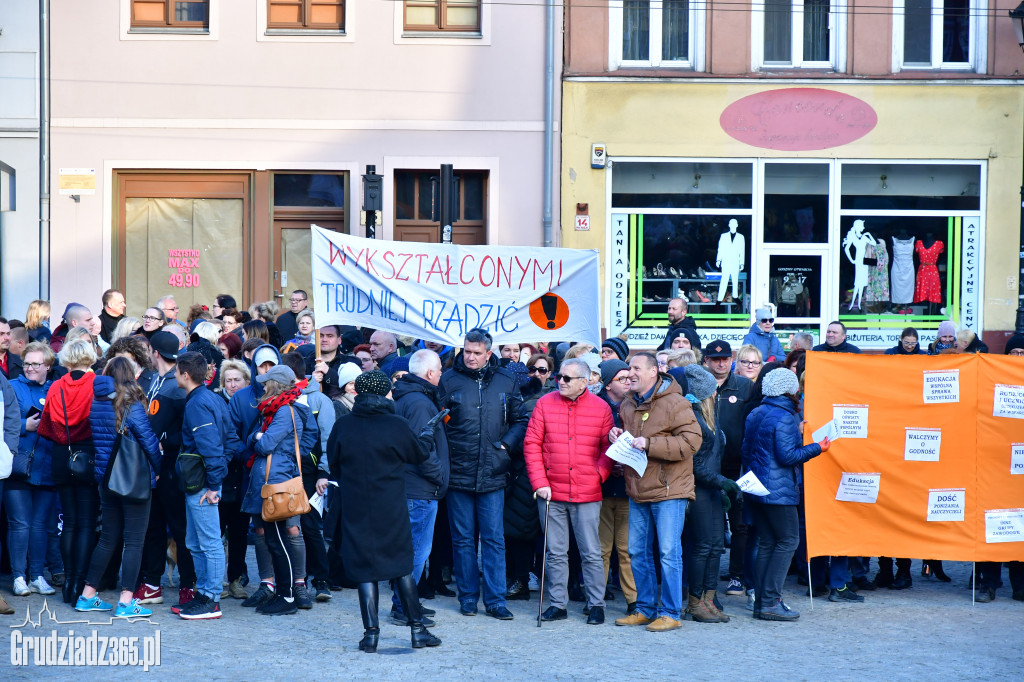 Manifestacja poparcia dla nauczycieli na grudziądzkim Rynku