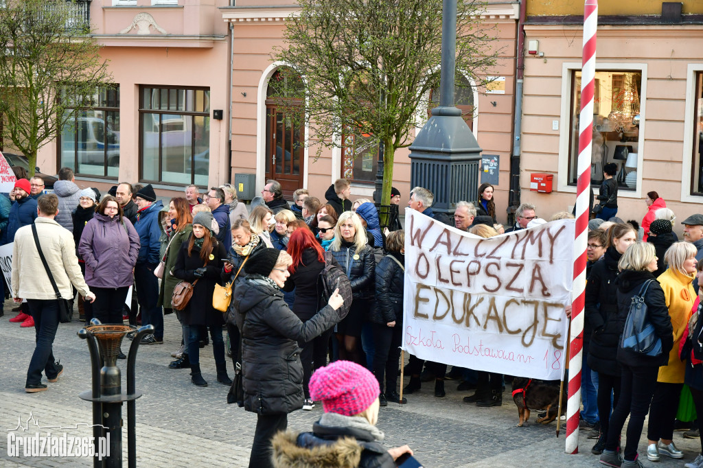 Manifestacja poparcia dla nauczycieli na grudziądzkim Rynku