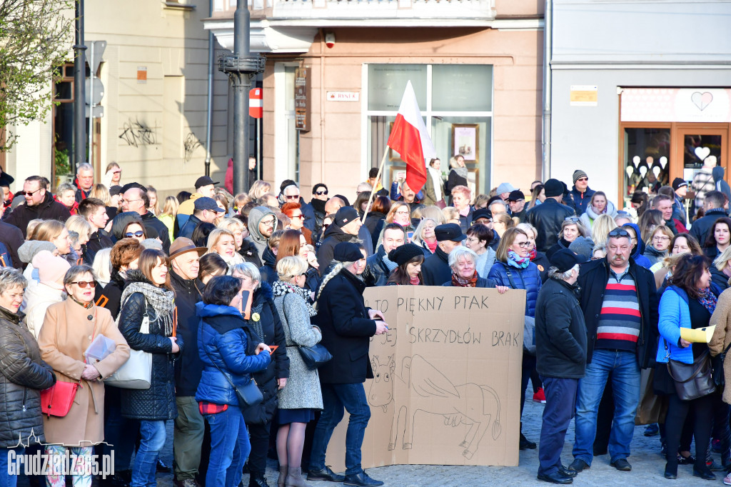 Manifestacja poparcia dla nauczycieli na grudziądzkim Rynku